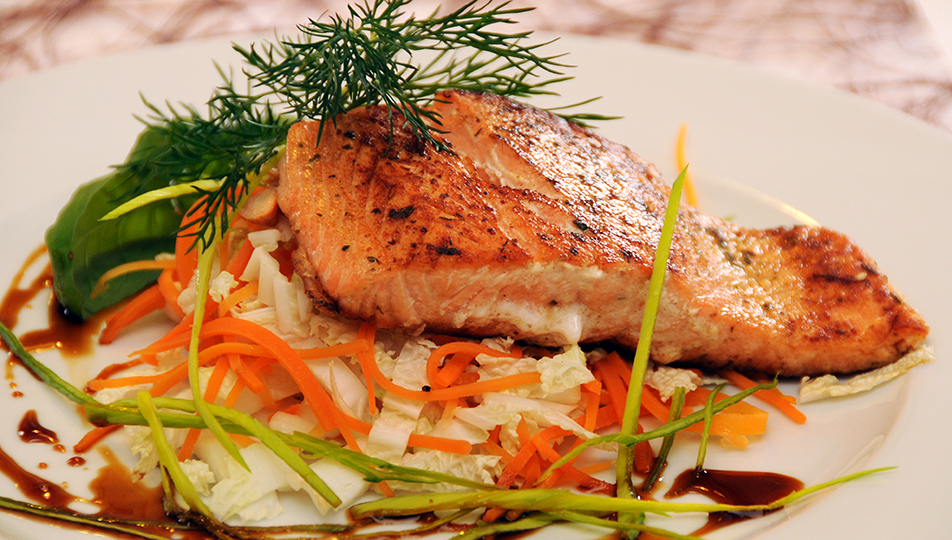 Lachsforellenfilet mit Honig-Balsamico-Chinakohl – Steirergemüse